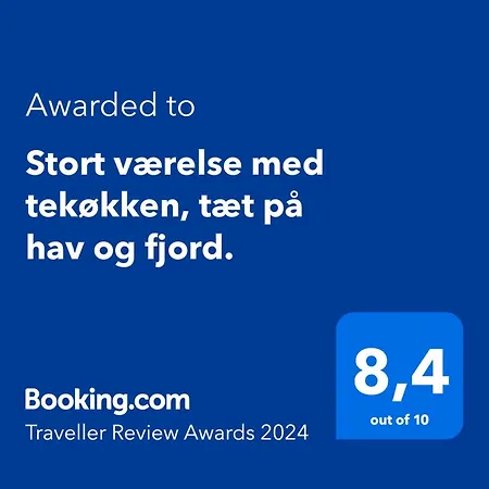 Stort Vaerelse Med Tekokken, Taet Pa Hav Og Fjord. *